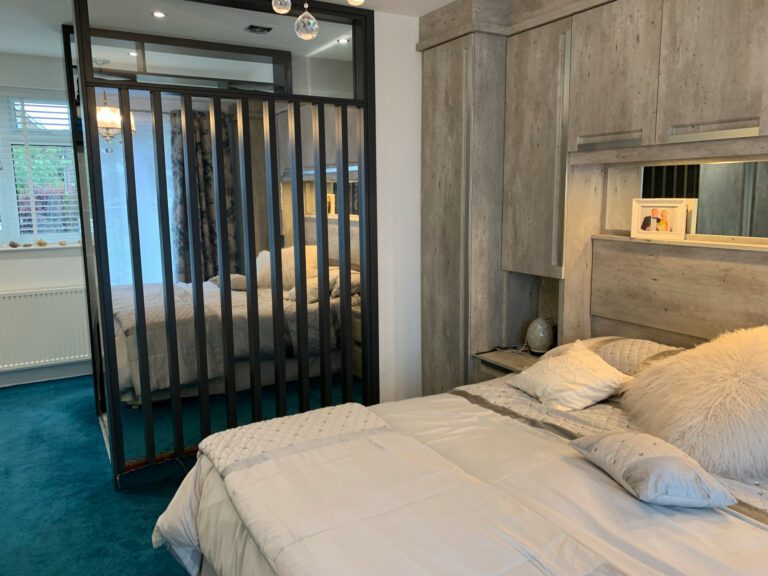 En-suite and bedroom screen